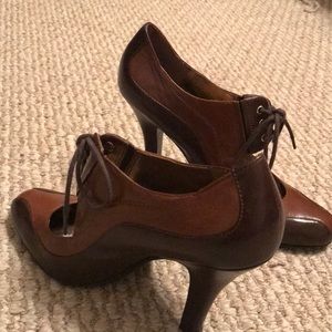 Two-tone brown heels